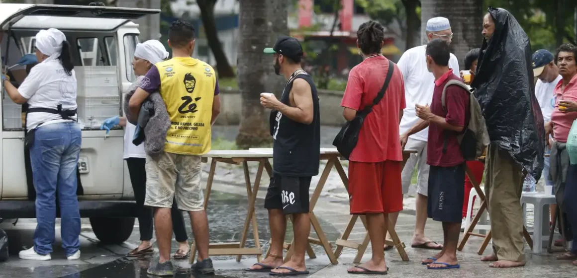 IBGE iniciará censo inédito da população em situação de rua em cinco capitais, com coleta prevista para 2028