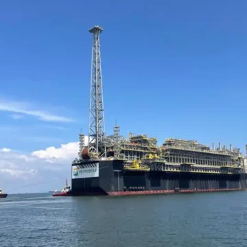 plataforma_da_petrobras_que_reforcara_o_pre-sal_deixa_singapura04 Petróleo retorna aos patamares de preço registrados antes do conflito no Irã