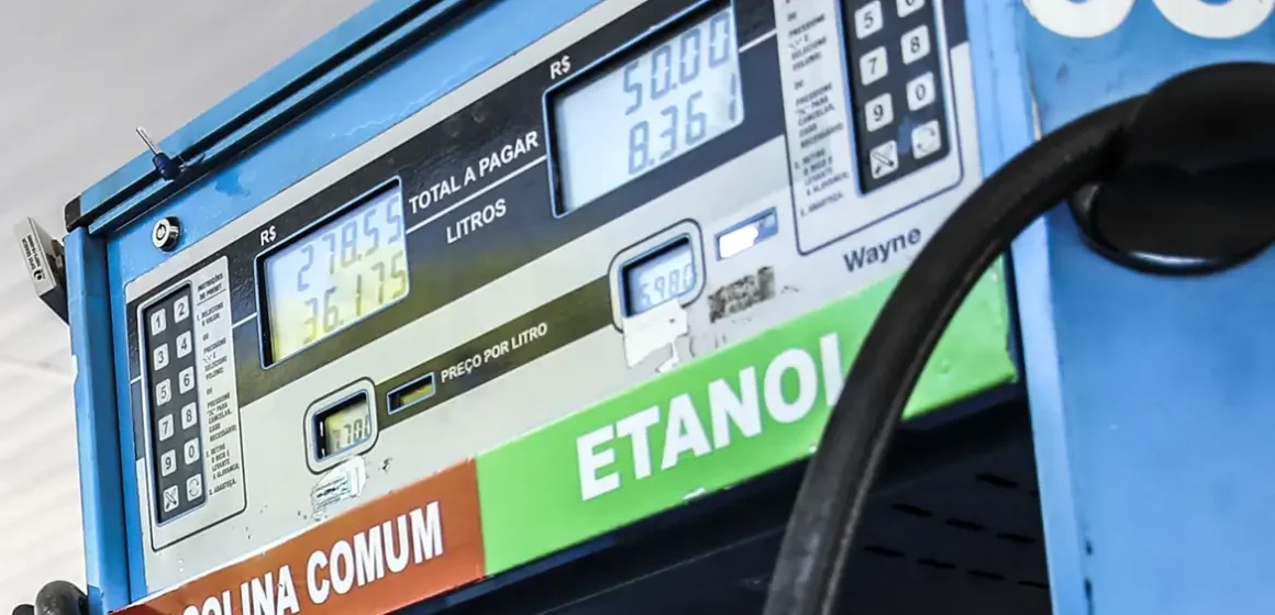 Brasil registrou alta menor na gasolina (4,9%) e no diesel (13,6%) que a média mundial (17,5% e 23,3%), aponta Ineep