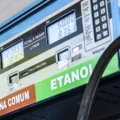 Brasil registrou alta menor na gasolina (4,9%) e no diesel (13,6%) que a média mundial (17,5% e 23,3%), aponta Ineep