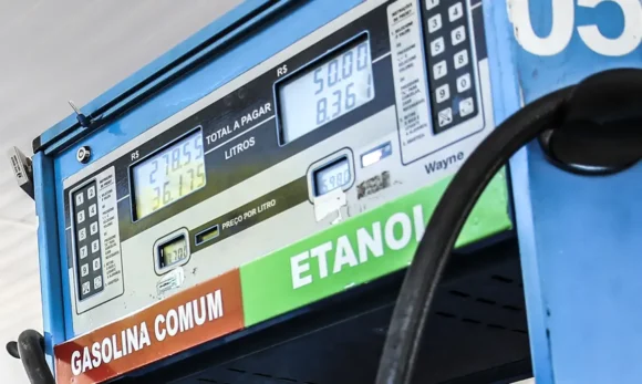 Brasil registrou alta menor na gasolina (4,9%) e no diesel (13,6%) que a média mundial (17,5% e 23,3%), aponta Ineep