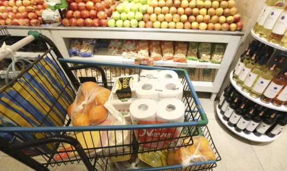 Inflação de maio sobe 0,58% puxada por alimentos, e acumulado em 12 meses sai do teto da meta