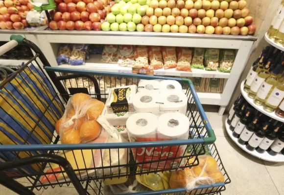 Inflação de maio sobe 0,58% puxada por alimentos, e acumulado em 12 meses sai do teto da meta