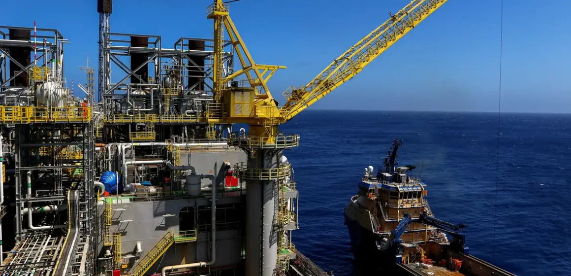 trbr1149 Tensão entre EUA e Irã interrompe trégua e faz preço do petróleo recuar