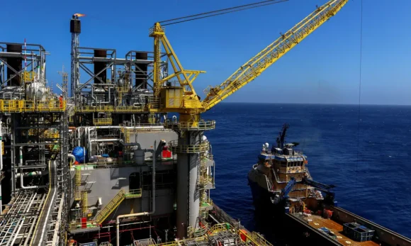 Tensão entre EUA e Irã interrompe trégua e faz preço do petróleo recuar