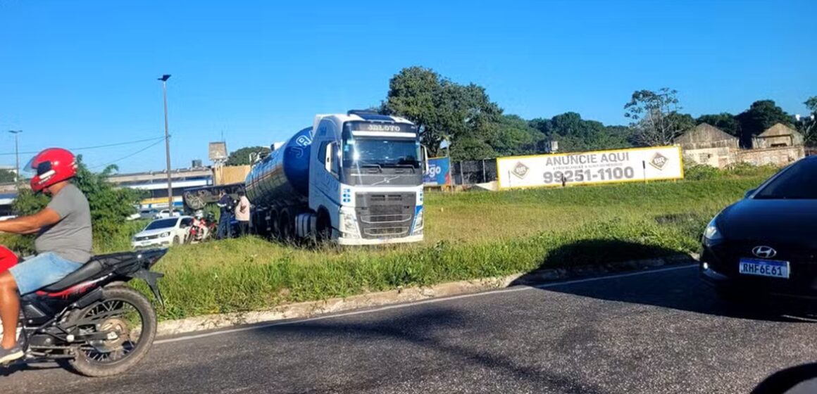 Tombamento de caminhão-tanque gera caos no trânsito em Ananindeua