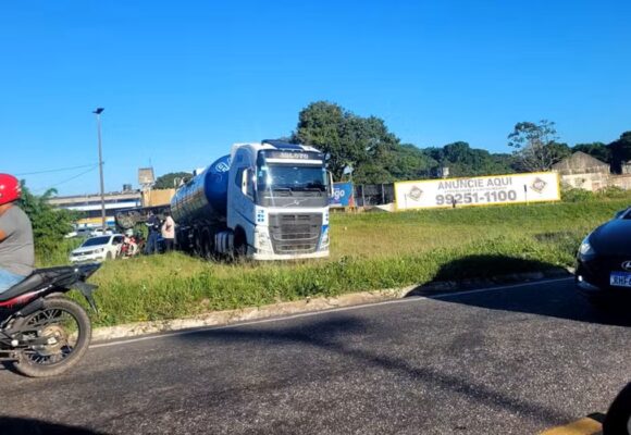 Tombamento de caminhão-tanque gera caos no trânsito em Ananindeua