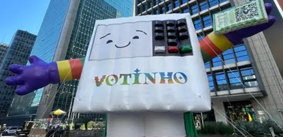 whatsapp_image_2026-06-07_at_12.08.01 Parada do Orgulho LGBT+ leva cores e vibração à Avenida Paulista e lembra importância do voto nas eleições com urna gigante chamada “Votinho”