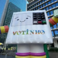 Parada do Orgulho LGBT+ leva cores e vibração à Avenida Paulista e lembra importância do voto nas eleições com urna gigante chamada “Votinho”