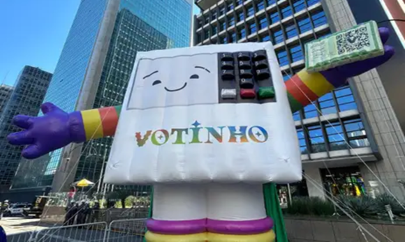 Parada do Orgulho LGBT+ leva cores e vibração à Avenida Paulista e lembra importância do voto nas eleições com urna gigante chamada “Votinho”