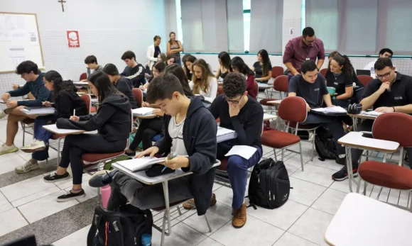 Senado aprova inclusão da educação financeira no currículo do ensino fundamental e médio; texto volta à Câmara