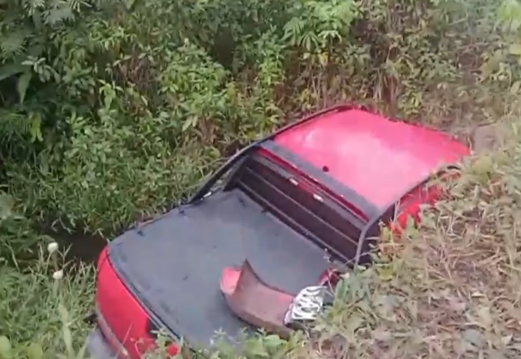 Carro cai em córrego no interior de Barcarena
