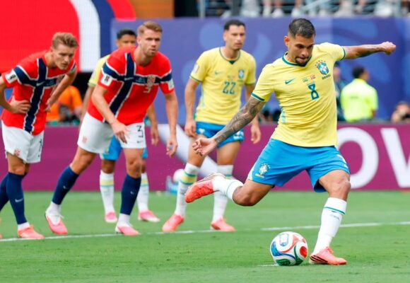 41% dos torcedores acreditam que Brasil nunca mais será campeão, aponta pesquisa após eliminação na Copa