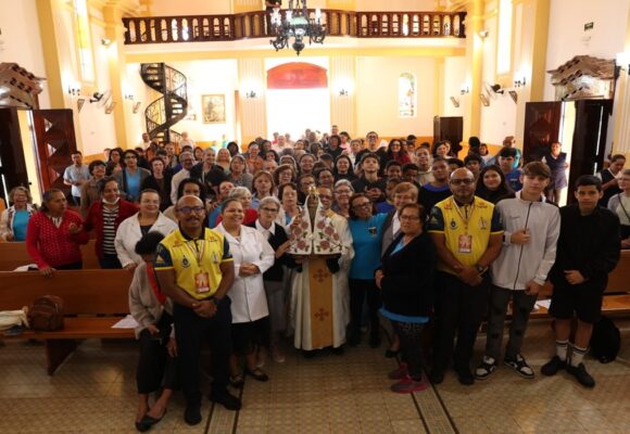 Imagem Peregrina de Nossa Senhora de Nazaré reúne milhares de fiéis durante visita a Osasco