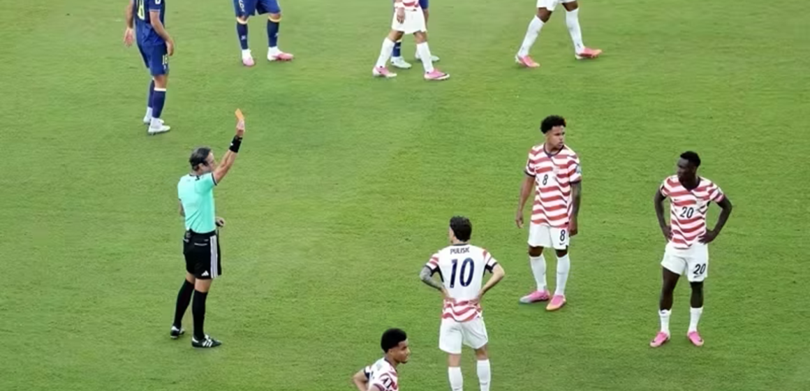 USA-v-Bosnia-and-Herzegovina-Round-Of-32-FIFA-World-Cup-2026-e1782956175459 Árbitro brasileiro Raphael Claus expulsa Balogun, mas EUA vencem Bósnia por 2 a 0 e vão às oitavas