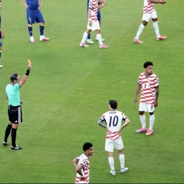 Árbitro brasileiro Raphael Claus expulsa Balogun, mas EUA vencem Bósnia por 2 a 0 e vão às oitavas