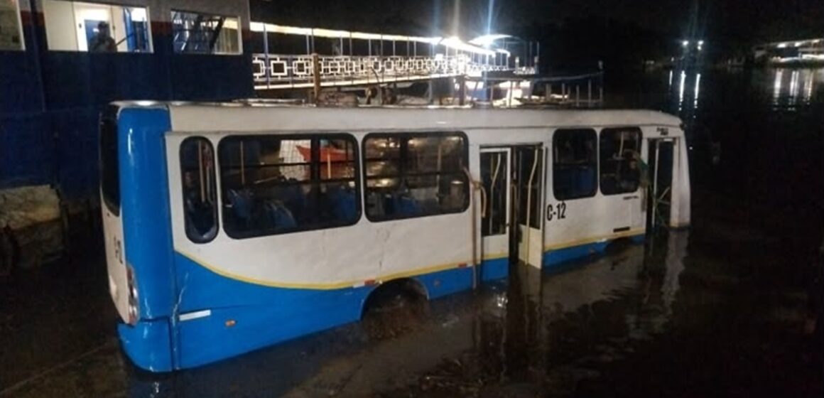 MPPA abre inquérito para investigar acidente com ônibus que afundou em rio de Barcarena