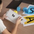 Fonoaudiologia é grande aliada na educação e tratamento de pessoas com dislexia, com métodos lúdicos e personalizados