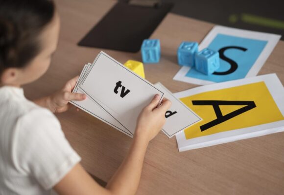 Fonoaudiologia é grande aliada na educação e tratamento de pessoas com dislexia, com métodos lúdicos e personalizados