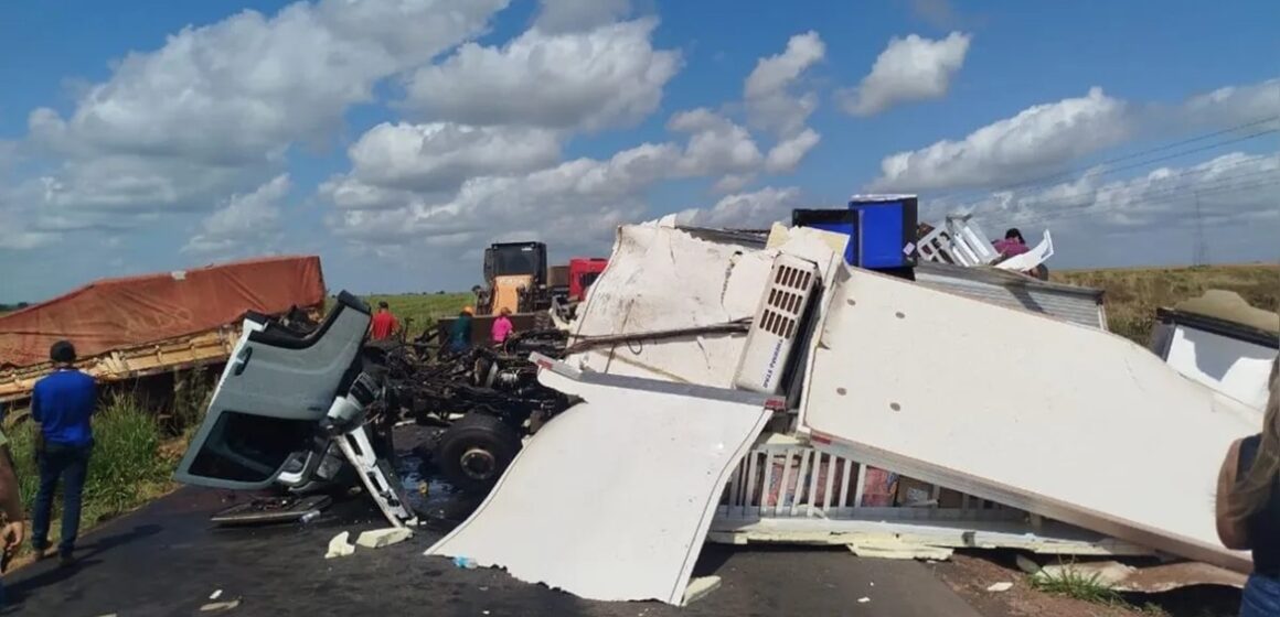 Caminhoneiro morre em acidente com três veículos na BR-155 no Pará