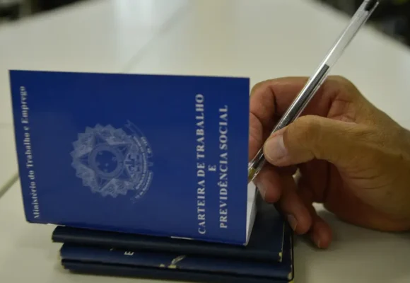 carteira_de_trabalho Segundo semestre deve gerar 7,5 mil vagas de emprego na Grande Belém e 23 mil no Pará
