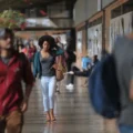 Mais de 54% dos graduandos já abandonaram curso para cuidar dos filhos; estudo revela alta vulnerabilidade social