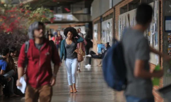 Mais de 54% dos graduandos já abandonaram curso para cuidar dos filhos; estudo revela alta vulnerabilidade social
