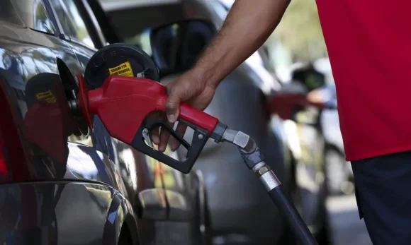 Governo adia reunião do CNPE que poderia elevar mistura de etanol na gasolina de 30% para 32%