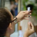 Casos de VSR em crianças de até 2 anos estão em queda no Brasil, mas cinco estados ainda estão em alerta, aponta Fiocruz