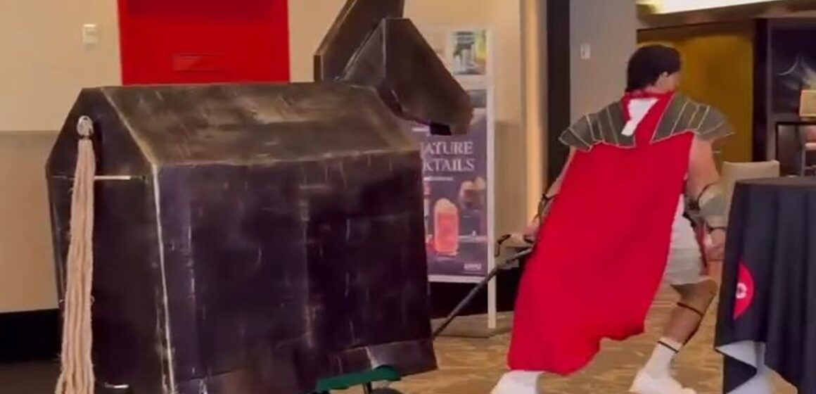 Rapaz recria Cavalo de Troia e viraliza em sessão de cinema