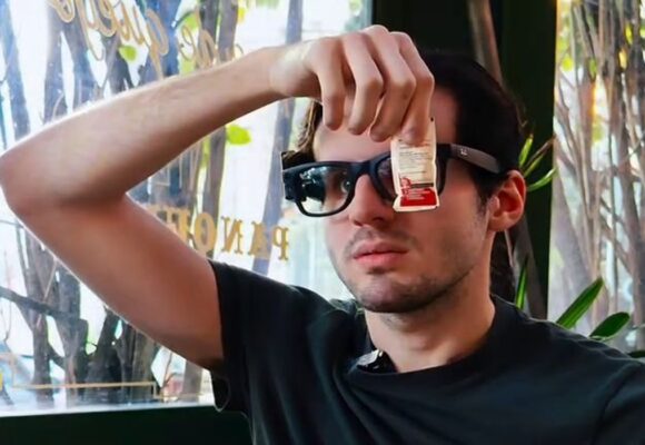 Influenciador apresenta óculos com inteligência artificial