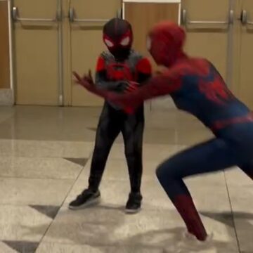 Mãe e filho conquistam a web vestidos de Homem-Aranha