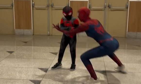 Mãe e filho conquistam a web vestidos de Homem-Aranha