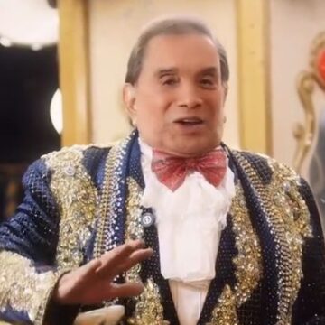 Dedé Santana se emociona com homenagem pelos 90 anos