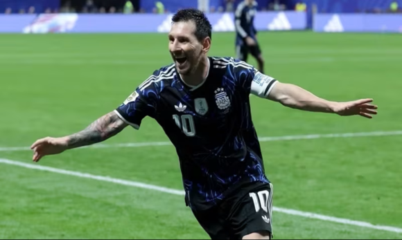 messi_argentina_x_inglaterra-e1784151207707 Messi dedica classificação à final da Copa a Maradona após dar duas assistências na vitória sobre a Inglaterra: “É um presente para ele”