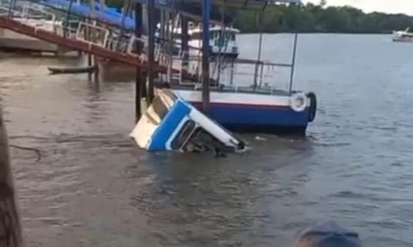 Ônibus perde freio e cai no rio Itaporanga em Barcarena; oito passageiros atendidos sem mortes confirmadas