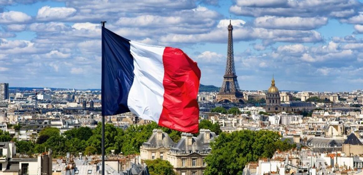 França aprova lei para restringir redes sociais a menores de 15 anos
