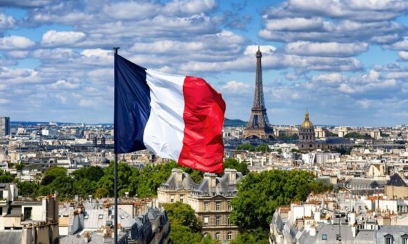 França aprova lei para restringir redes sociais a menores de 15 anos