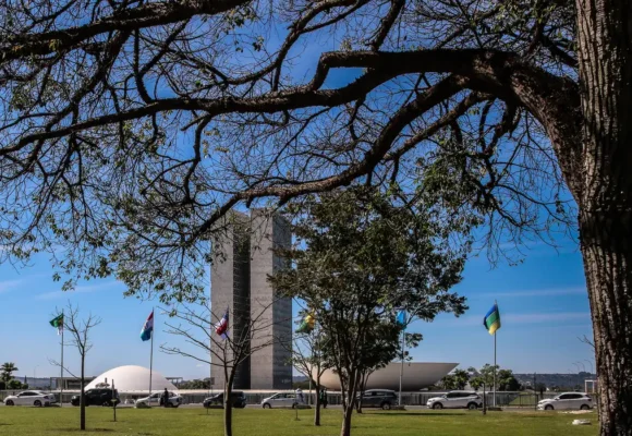 Congresso aprova projeto que aumenta punição para crimes sexuais online contra crianças e adolescentes; texto segue para sanção