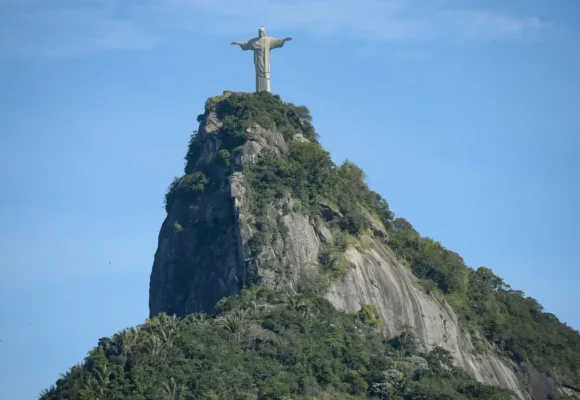 Cristo Redentor terá novas escadas e elevadores inclinados a partir de agosto; obras custam R$ 15 milhões