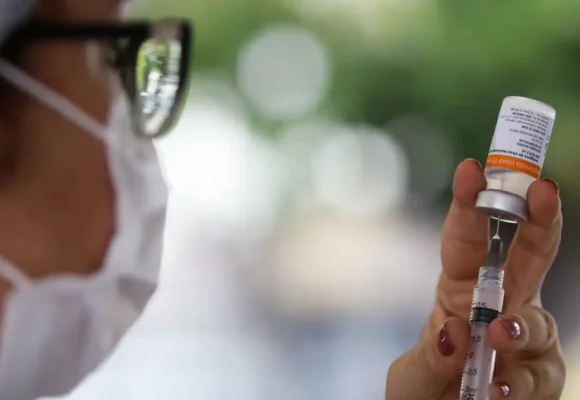 Anvisa determina atualização de vacinas contra covid-19 para variante LP8.1 com prazo de nove meses para estoques antigos