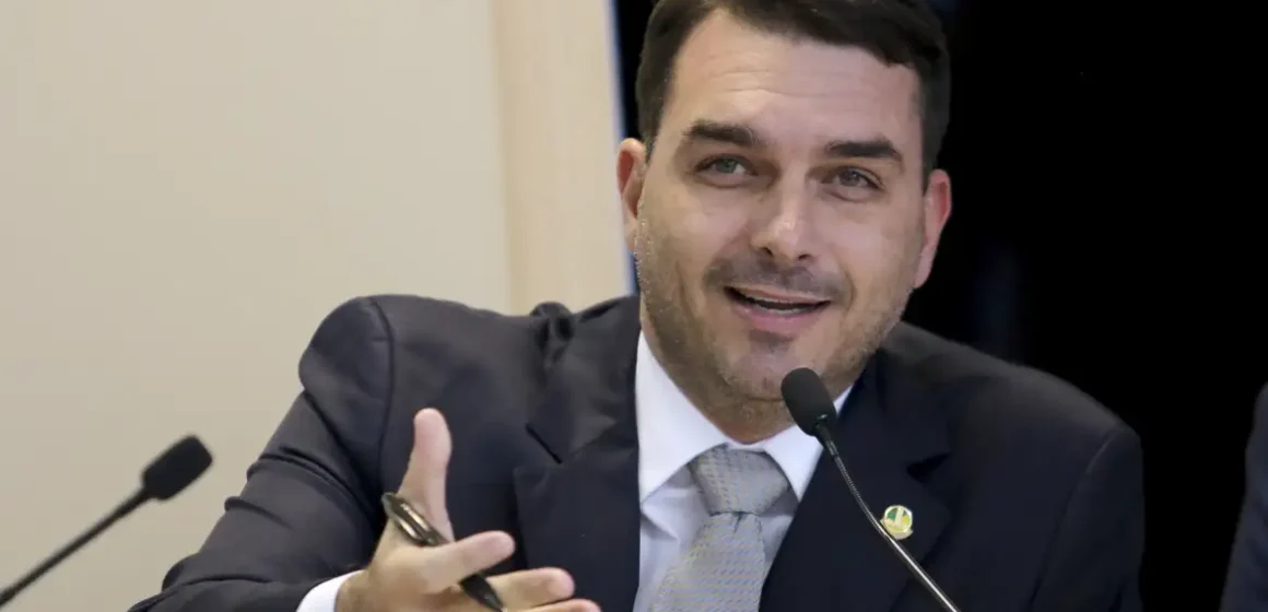 Defesa de Flávio Bolsonaro pede afastamento de Dino de investigação sobre caso “Dark Horse”