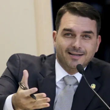 Defesa de Flávio Bolsonaro pede afastamento de Dino de investigação sobre caso “Dark Horse”