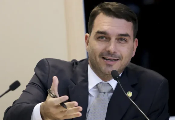 Defesa de Flávio Bolsonaro pede afastamento de Dino de investigação sobre caso “Dark Horse”
