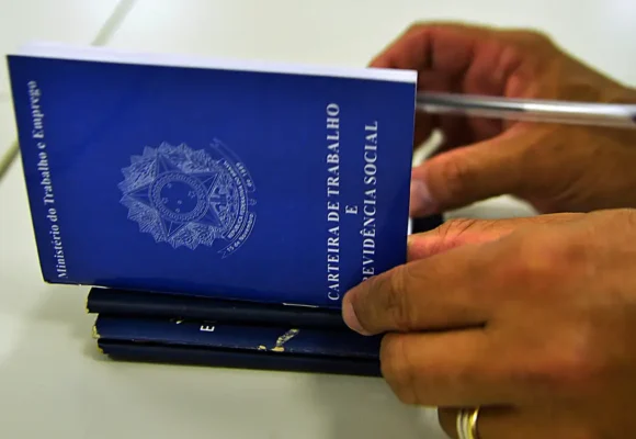 01_carteira_de_trabalho2 Brasil cria 58,5 mil empregos em julho, queda de 56,3% na comparação com mesmo mês de 2025, aponta Caged