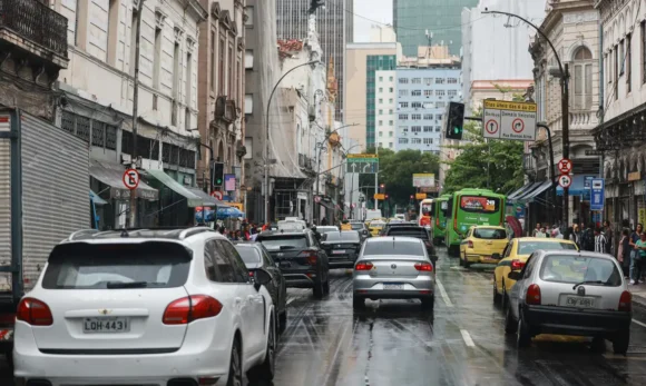 Adesivos eleitorais podem levar à perda da cobertura do seguro; FenSeg alerta sobre aumento de risco