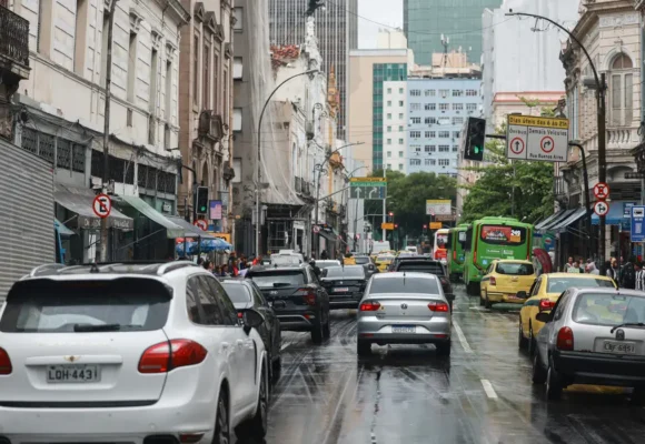 Adesivos eleitorais podem levar à perda da cobertura do seguro; FenSeg alerta sobre aumento de risco