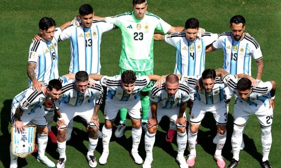 Fifa multa Argentina por cantos racistas e manifestação sobre as Malvinas