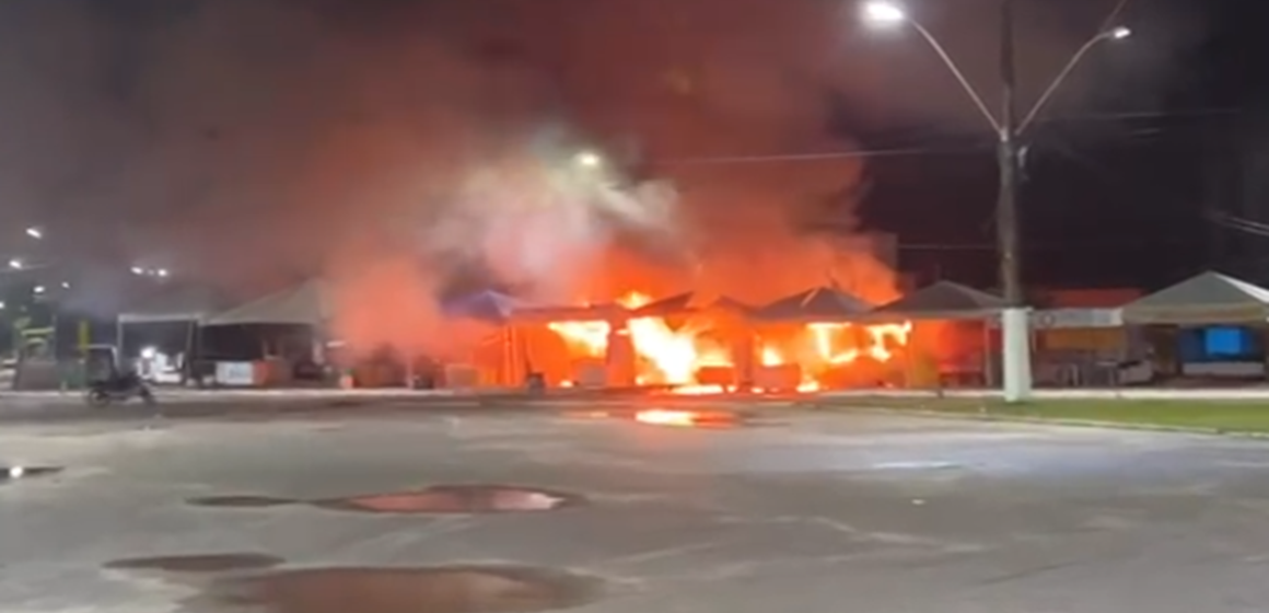 Incêndio destrói trailers na Praia do Caripi