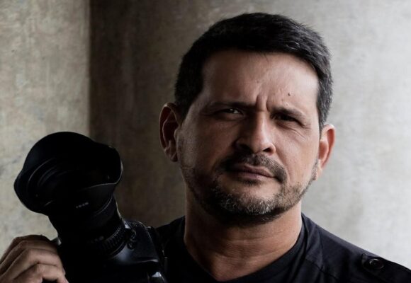 Oswaldo Forte ministra oficina básica de fotografia com smartphone no Sesc Ver-o-Peso